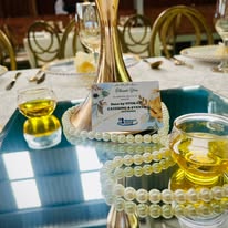Mirror-top table centrepiece detail